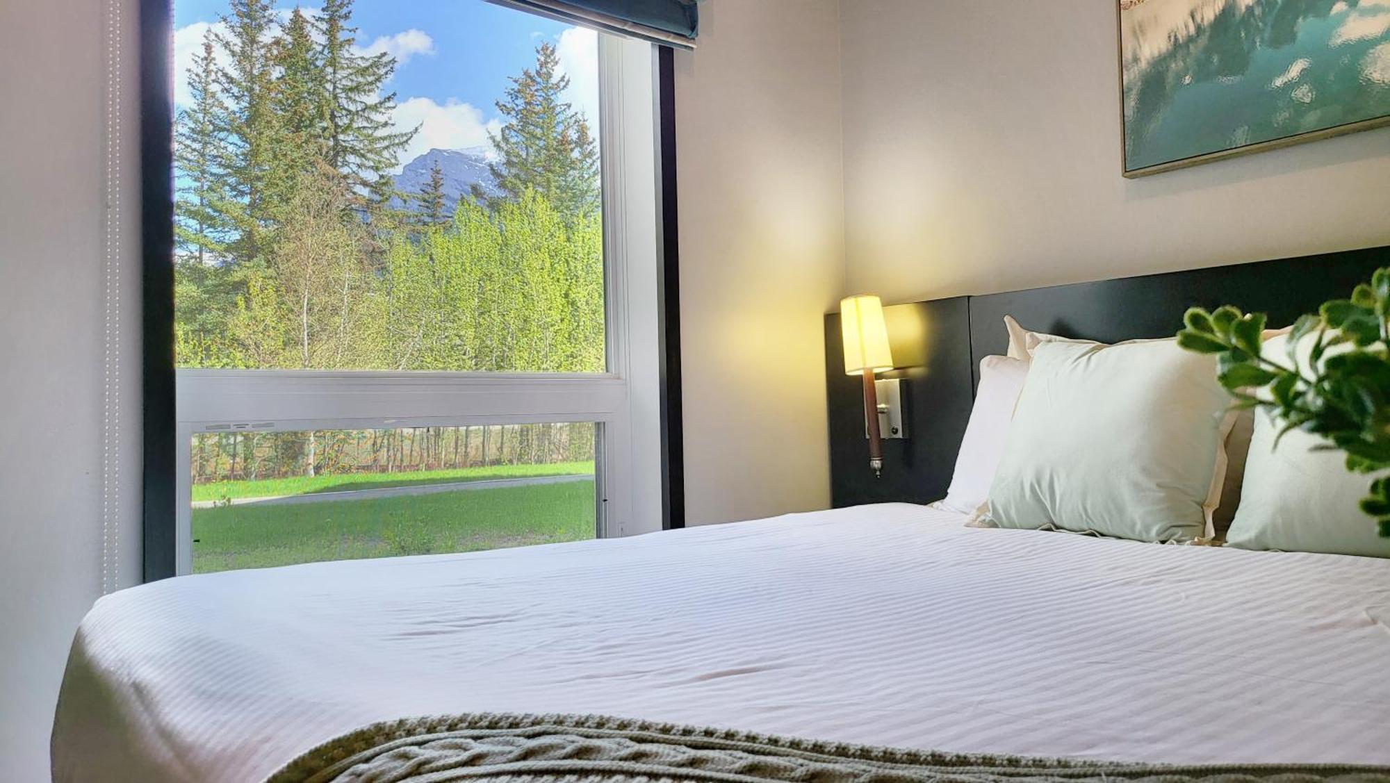 Nature'S Nook By Instant Suites Pool & Hottub Canmore Bagian luar foto